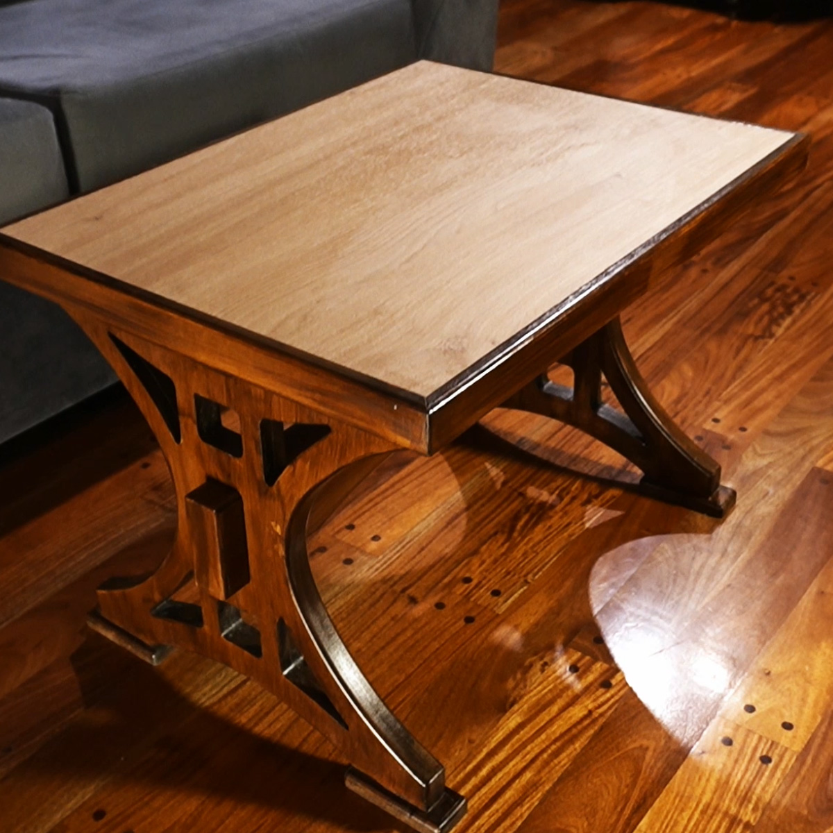 Router CNC trabajando en taller Factor Pi