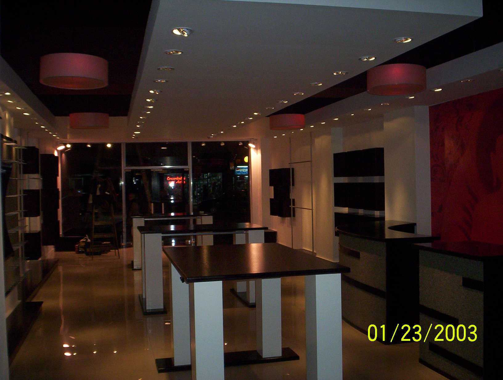 Señalética y detalles realizados con router CNC y láser