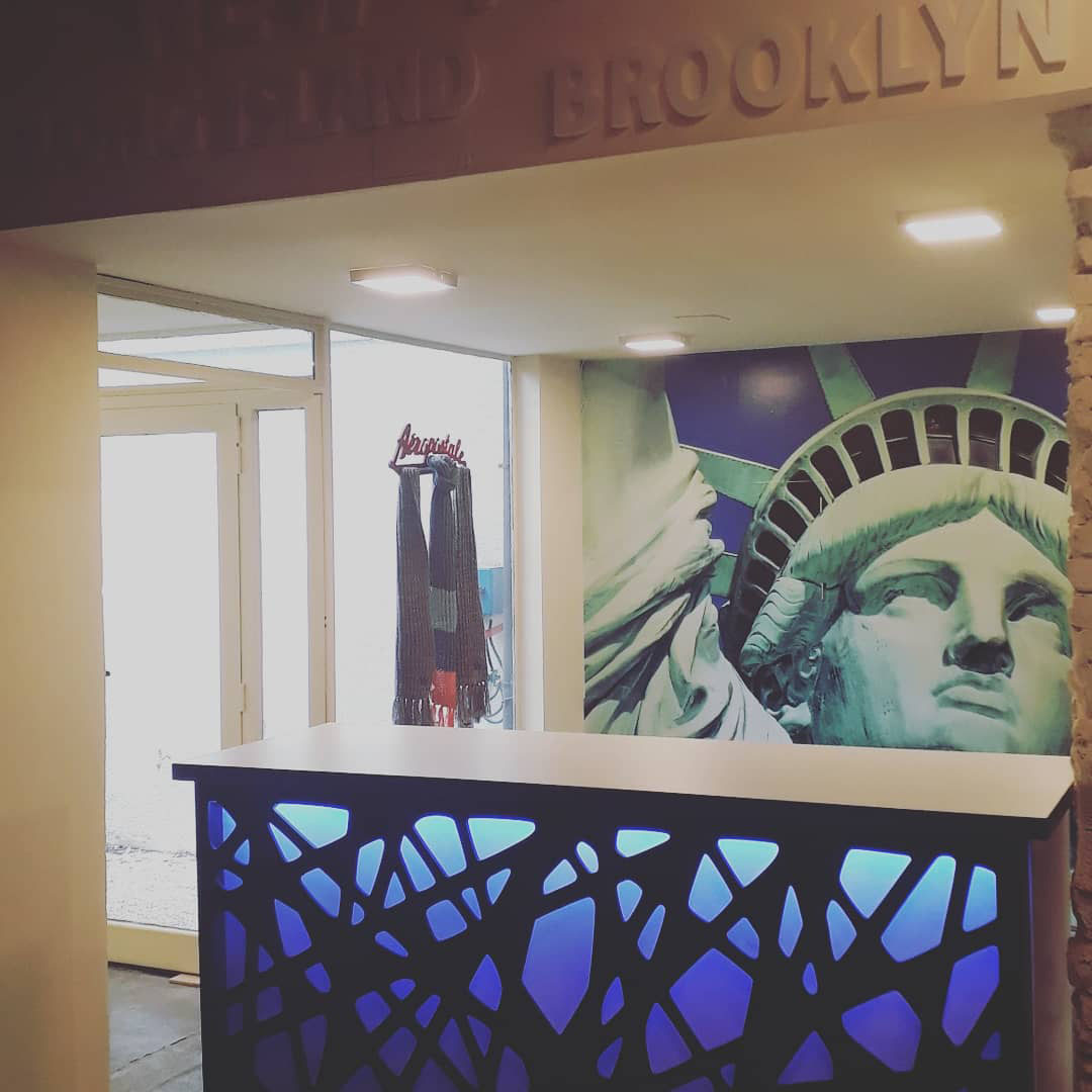 Señalética y detalles realizados con router CNC y láser