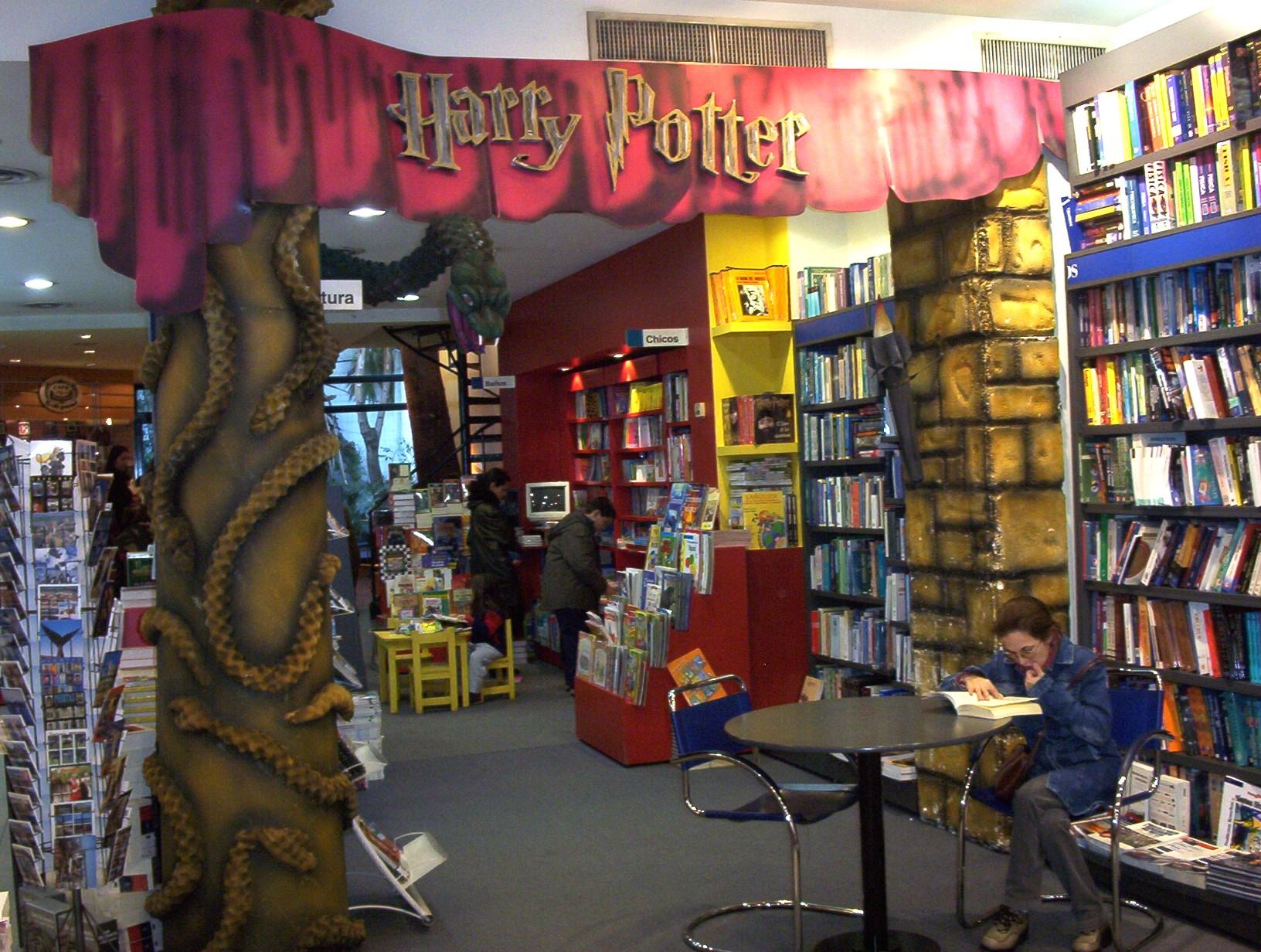 Señalética y detalles realizados con router CNC y láser