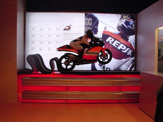 Señalética y detalles realizados con router CNC y láser